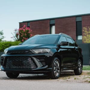 SUV nero parcheggiato davanti a casa moderna