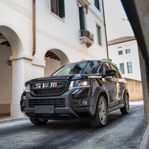SUV nero su strada cittadina stretta