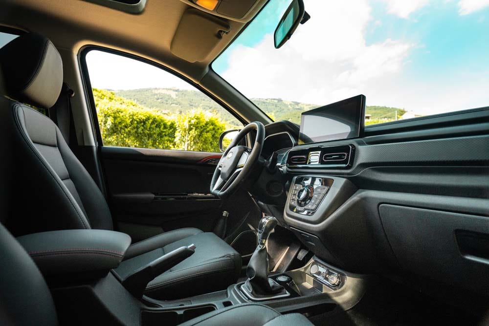 Interno moderno di auto con schermo digitale.