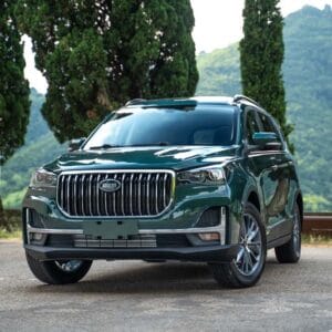 SUV verde con sfondo montagna